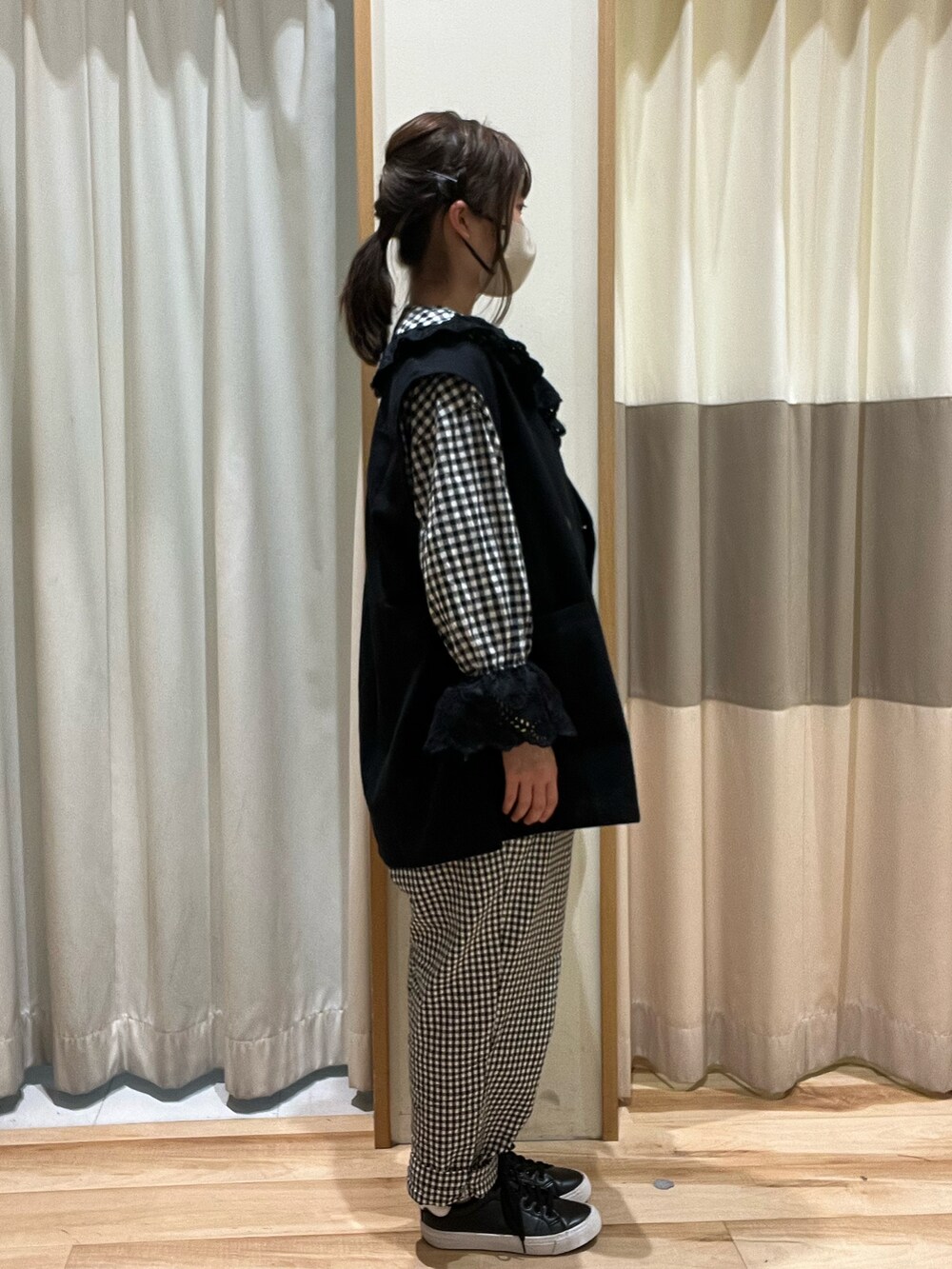 グレー系のシャツ/ブラウス、ブラック系のベスト、ホワイト系のその他パンツを着用したレディースの春コーディネートの3枚目の写真