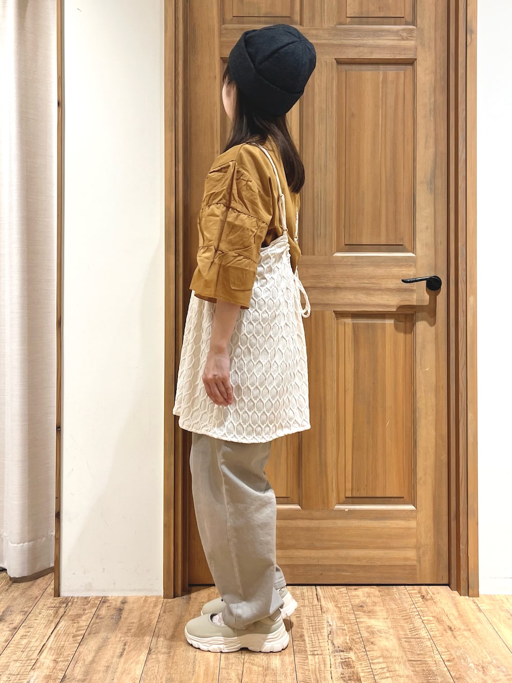 ベージュ系のドレスシューズ、ベージュ系のその他パンツ、ホワイト系のTシャツ/カットソーを着用したレディースの秋コーディネートの2枚目の写真