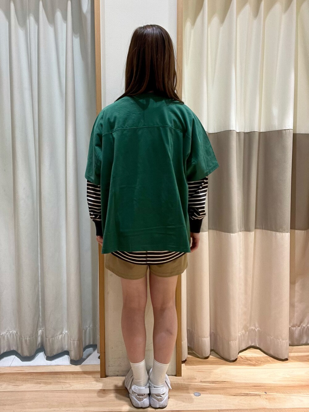 グリーン系のTシャツ/カットソー、グレー系のTシャツ/カットソー、ベージュ系のパンツを着用したレディースの春コーディネートの2枚目の写真