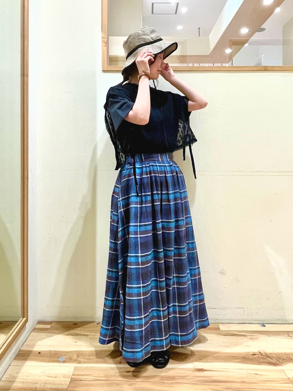 ベージュ系のワンピース、グレー系のTシャツ/カットソー、ブルー系のスカートを着用したレディースの春コーディネートの4枚目の写真