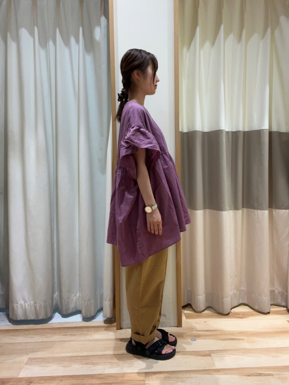 ベージュ系のその他パンツ、パープル系のチュニックを着用したレディースの夏コーディネートの2枚目の写真