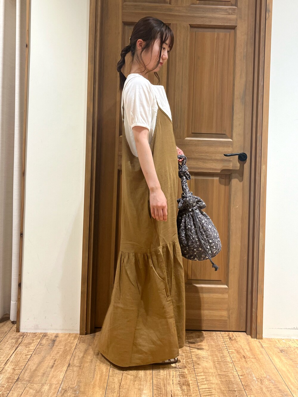 ホワイト系のサンダル、ホワイト系のTシャツ/カットソー、イエロー系のワンピースを着用したレディースの夏コーディネートの5枚目の写真