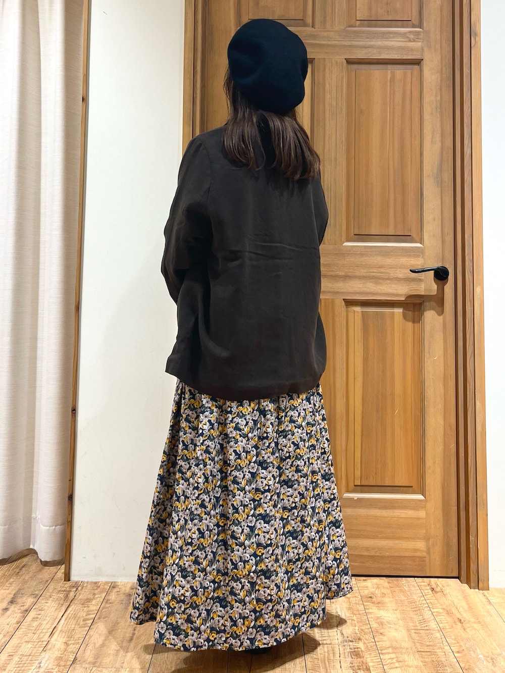 ブラウン系のハンドバッグ、イエロー系のカーディガン/ボレロ、グレー系のノーカラージャケットを着用したレディースの秋コーディネートの3枚目の写真