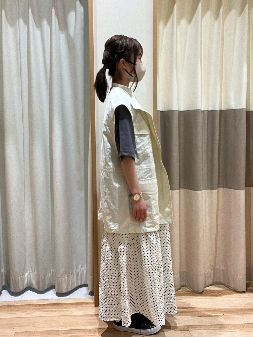 ホワイト系のベスト、グレー系のTシャツ/カットソー、ホワイト系のスカートを着用したレディースの春コーディネートの2枚目の写真