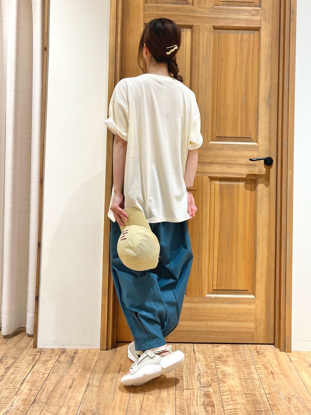 ホワイト系のTシャツ/カットソー、ベージュ系のサンダル、グリーン系のその他パンツを着用したレディースの夏コーディネートの3枚目の写真