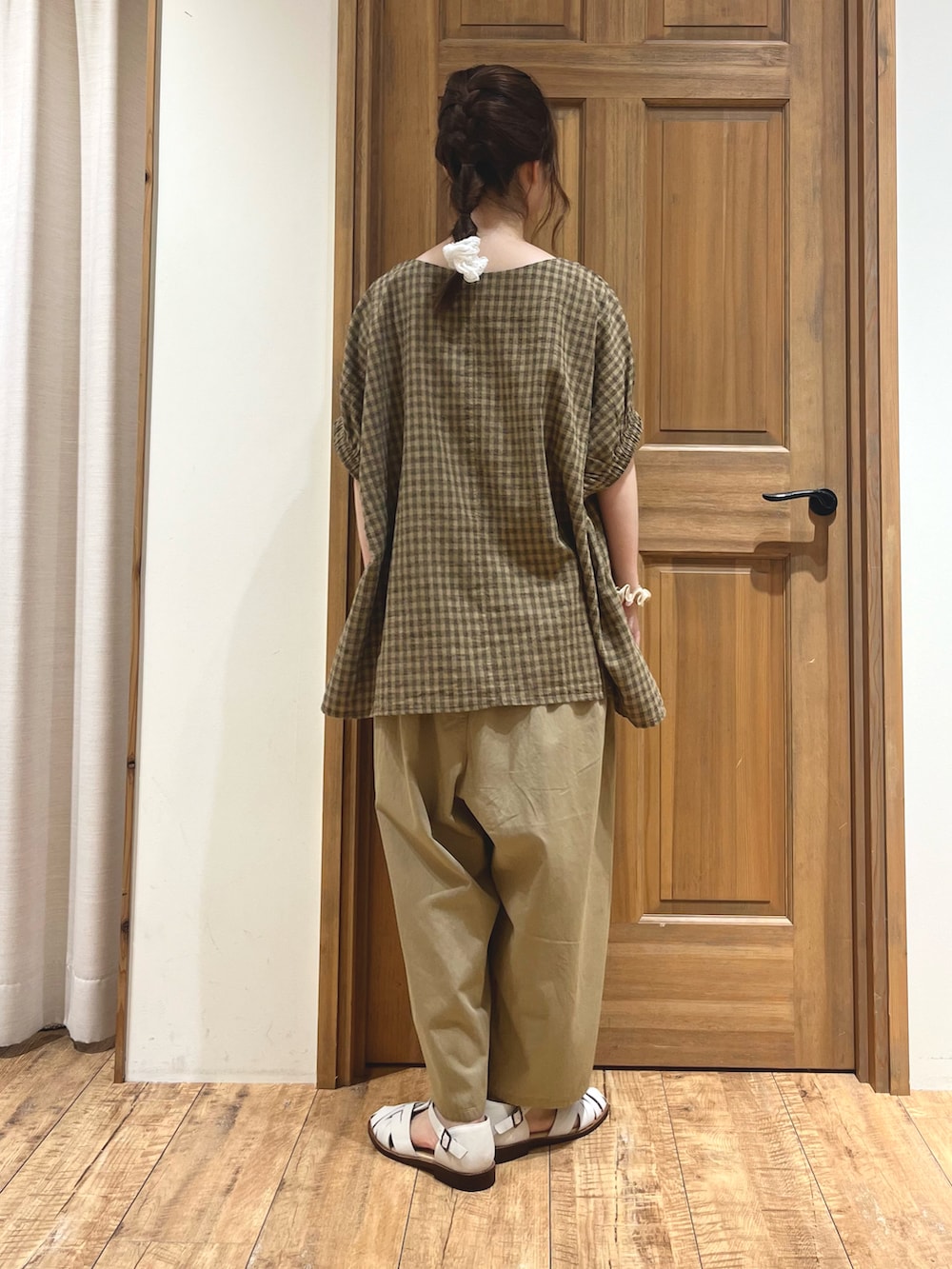 ホワイト系のサンダル、ベージュ系のその他パンツ、ブラウン系のシャツ/ブラウスを着用したレディースの夏コーディネートの5枚目の写真