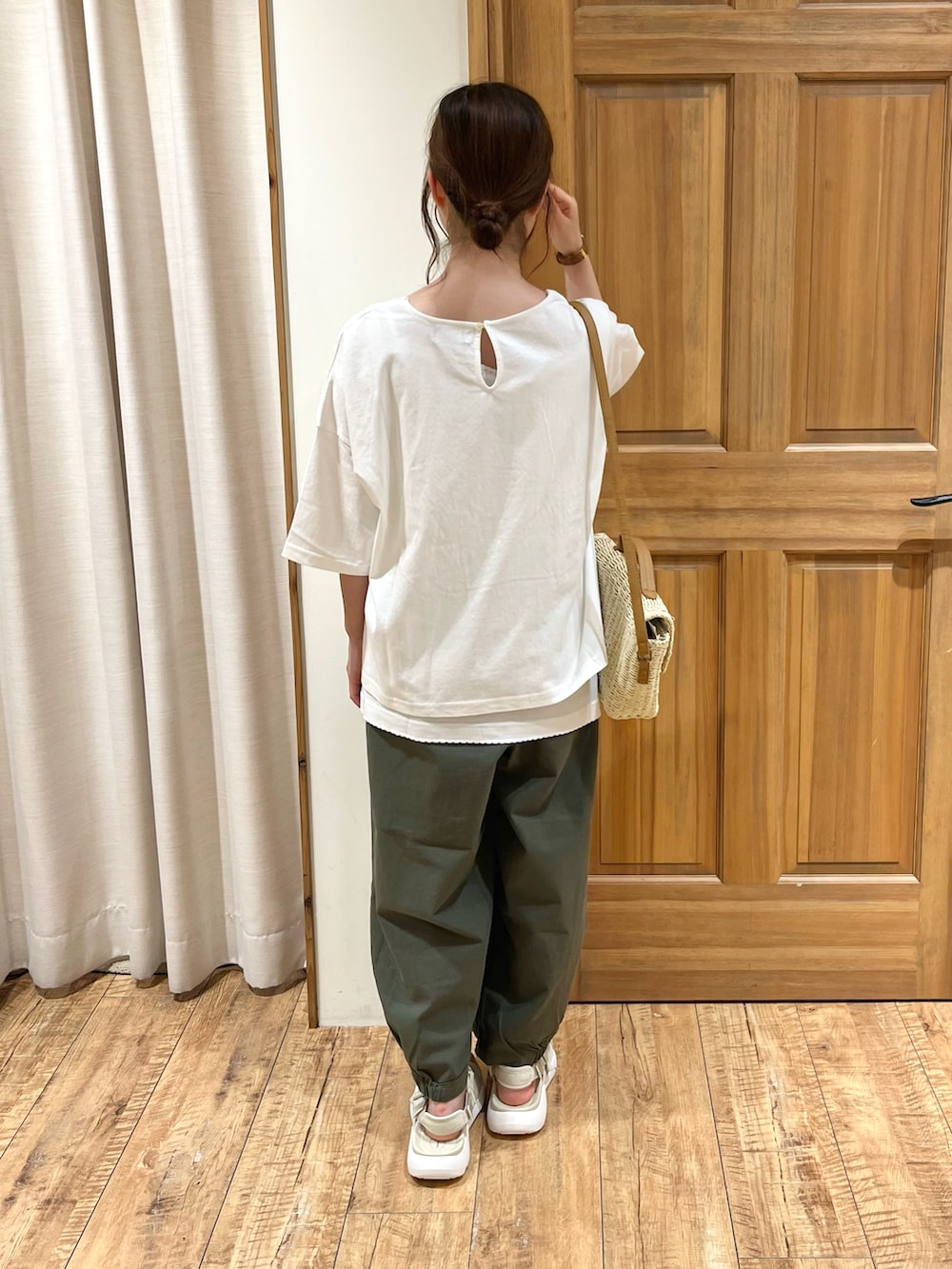 ホワイト系のハンドバッグ、ホワイト系のキャミソール、ホワイト系のTシャツ/カットソーを着用したレディースの夏コーディネートの4枚目の写真