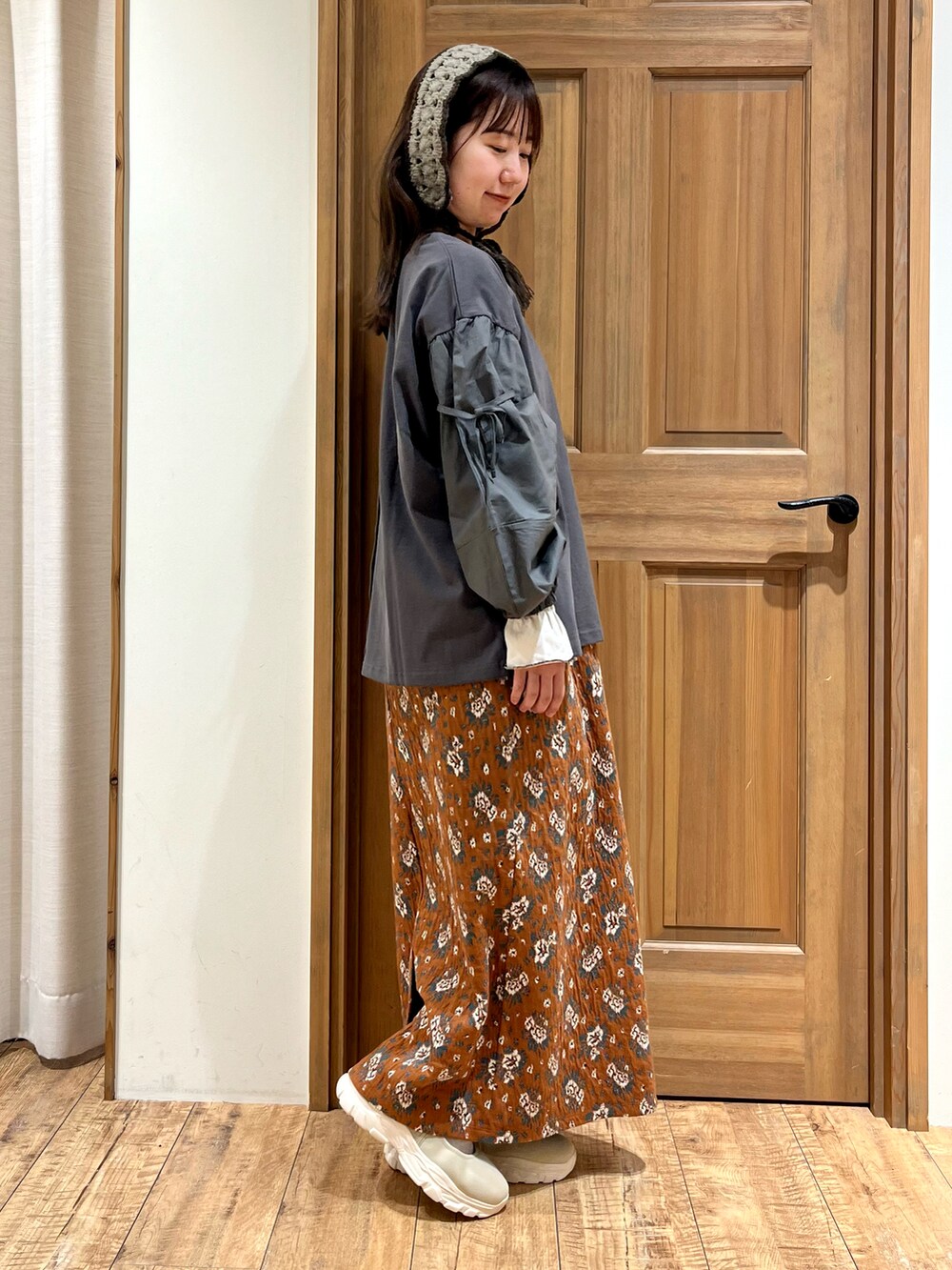 ベージュ系のドレスシューズ、ブラック系のTシャツ/カットソー、ホワイト系のTシャツ/カットソーを着用したレディースの秋コーディネートの5枚目の写真