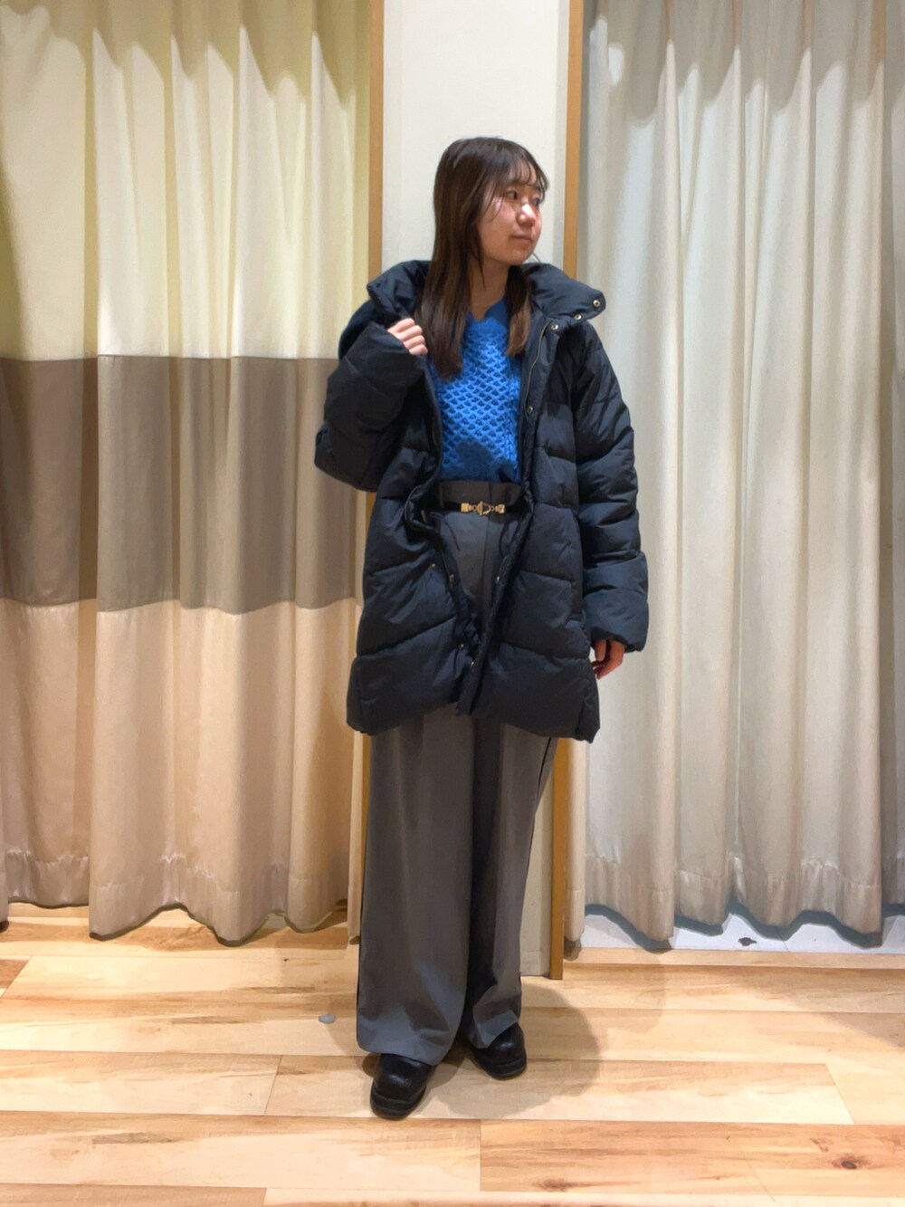 ブルー系のニット/セーター、グレー系のハンドバッグ、グレー系のその他パンツを着用したレディースの秋コーディネートの2枚目の写真