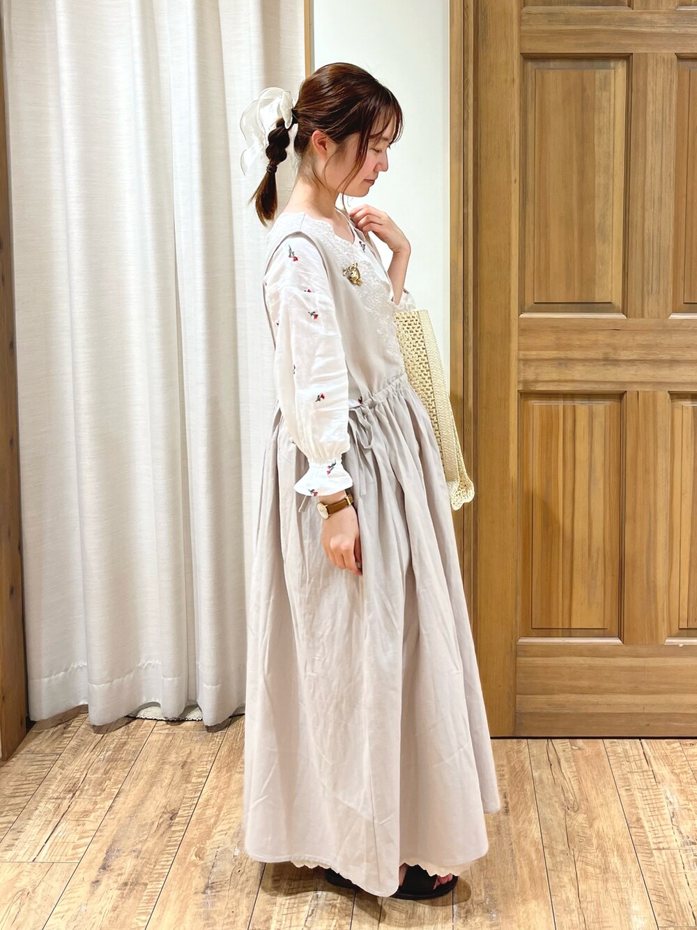 ホワイト系のスカート、ベージュ系のハンドバッグ、ホワイト系のシャツ/ブラウスを着用したレディースの春コーディネートの5枚目の写真