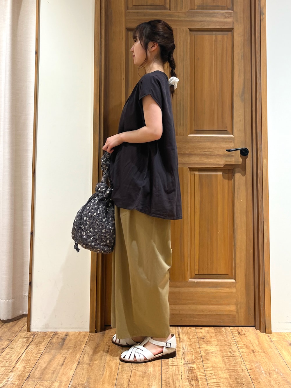 ホワイト系のサンダル、グレー系のハンドバッグ、グレー系のシャツ/ブラウスを着用したレディースの夏コーディネートの2枚目の写真