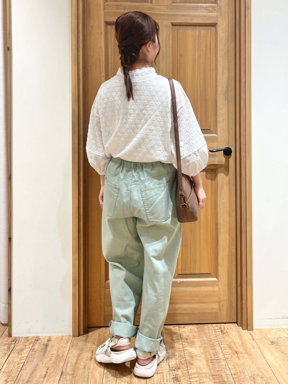 ホワイト系のTシャツ/カットソー、ホワイト系のタンクトップ、グリーン系のその他パンツを着用したレディースの夏コーディネートの5枚目の写真