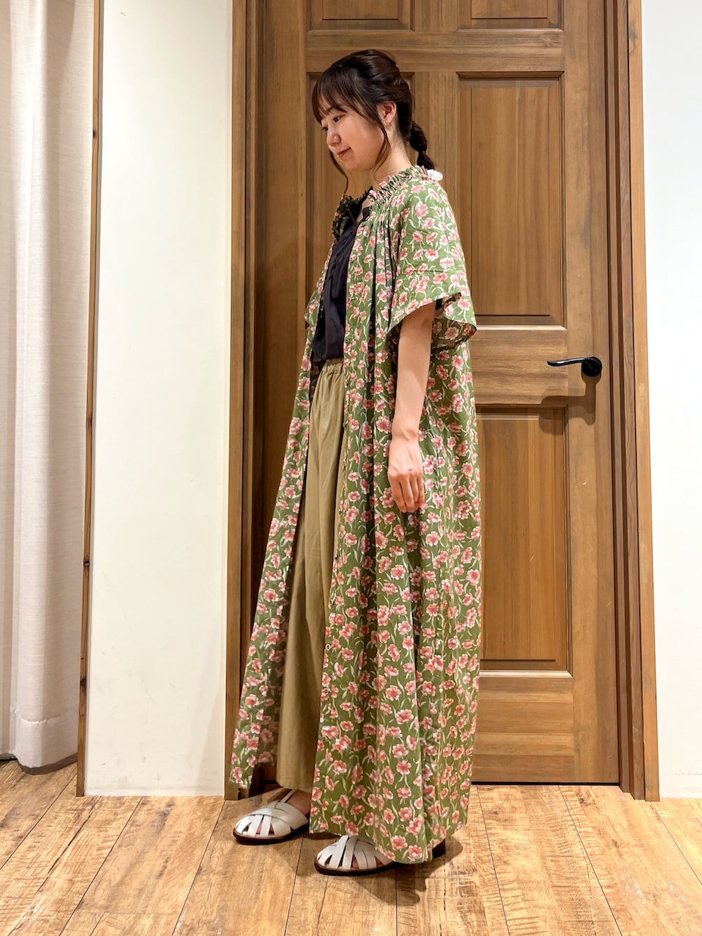 ホワイト系のサンダル、ベージュ系のその他パンツ、グレー系のシャツ/ブラウスを着用したレディースの夏コーディネートの2枚目の写真