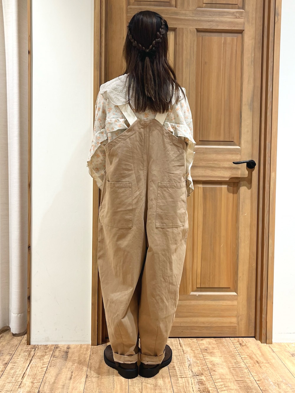 ブラウン系のハンドバッグ、ホワイト系のシャツ/ブラウス、ホワイト系のTシャツ/カットソーを着用したレディースの秋コーディネートの4枚目の写真