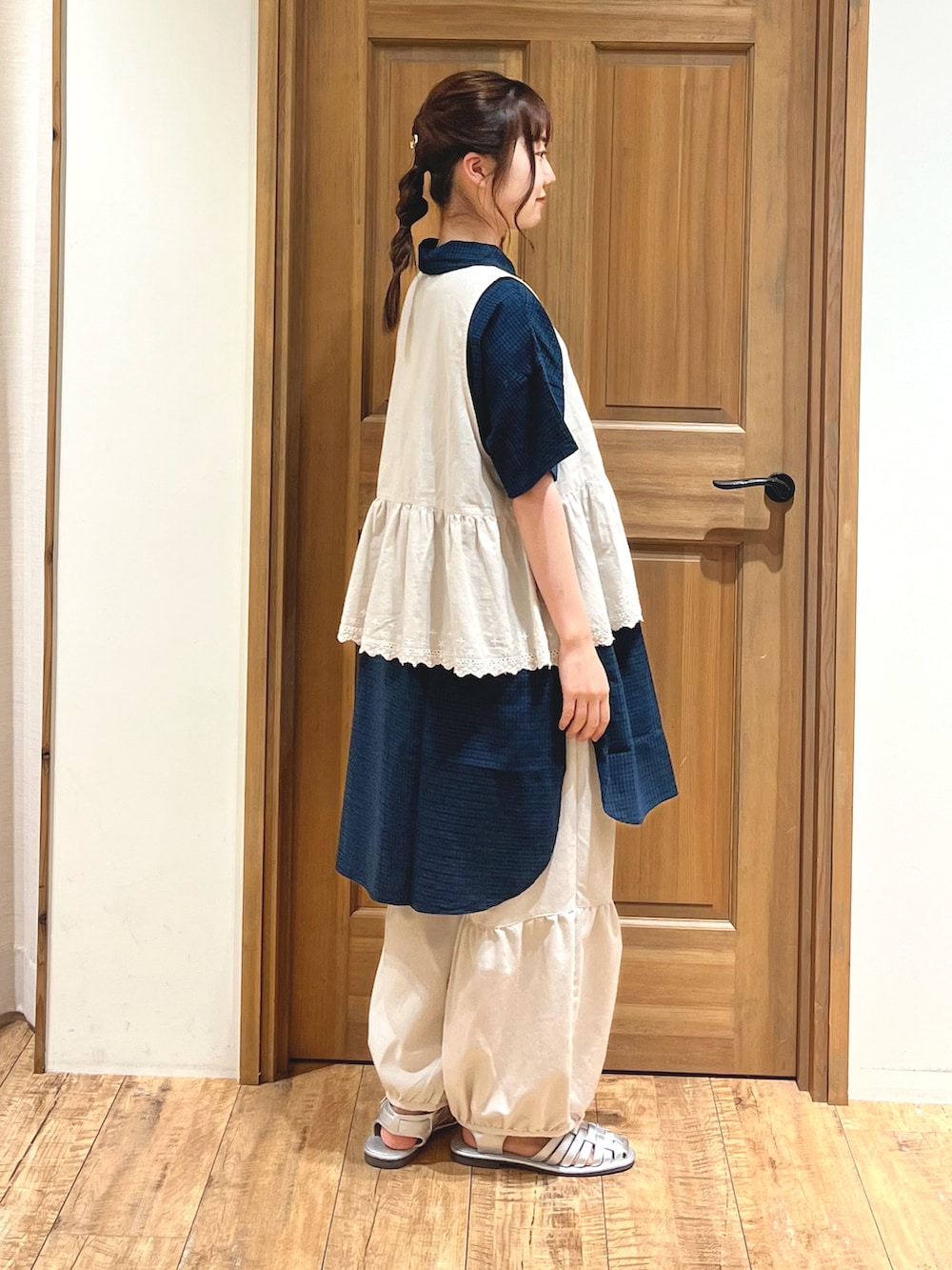 シルバー系のサンダル、ベージュ系のその他パンツ、グリーン系のシャツ/ブラウスを着用したレディースの夏コーディネートの3枚目の写真