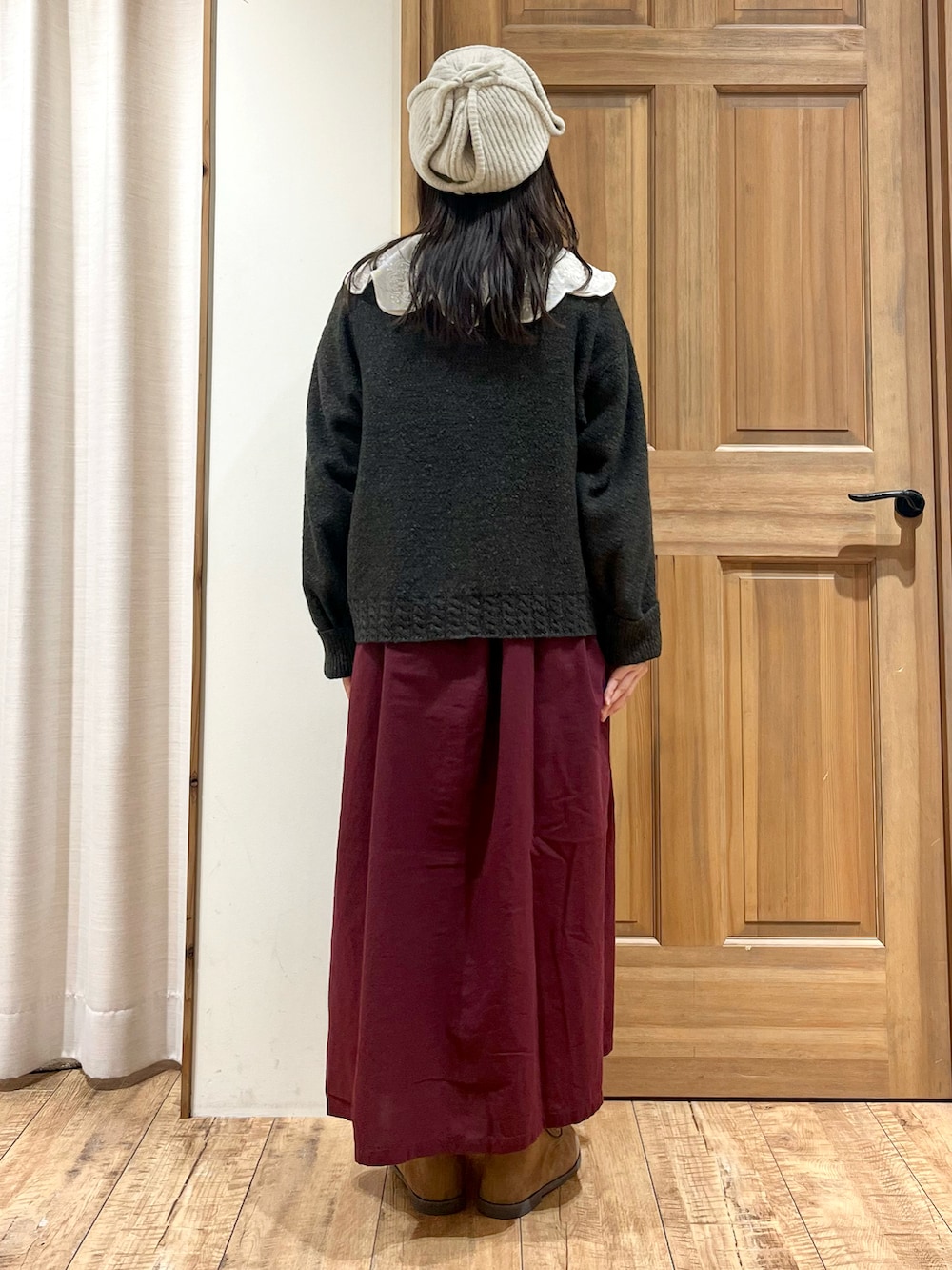 グレー系のカーディガン/ボレロ、ホワイト系のシャツ/ブラウス、ベージュ系のドレスシューズを着用したレディースの秋コーディネートの4枚目の写真