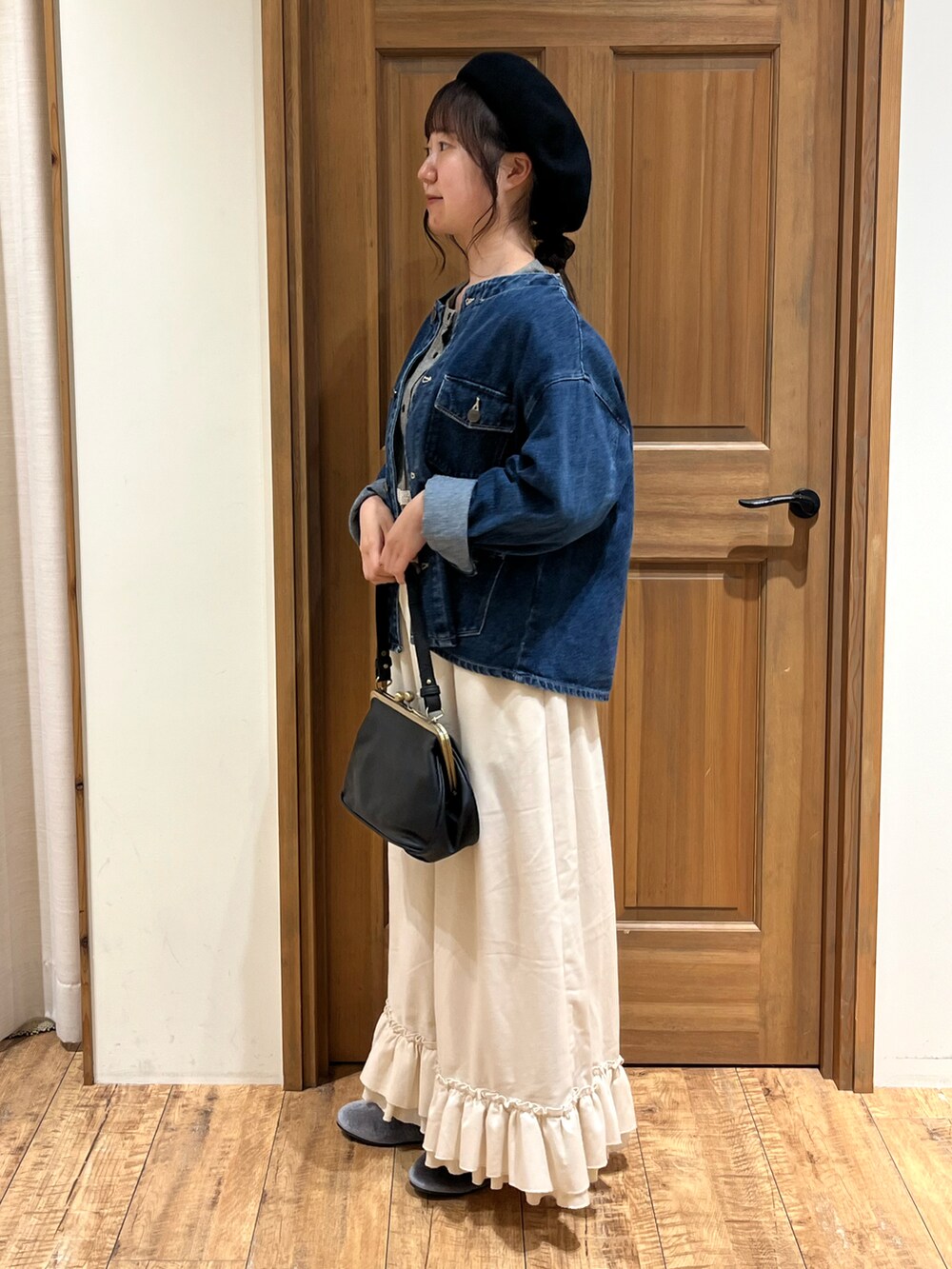 グレー系のドレスシューズ、グレー系のシャツ/ブラウス、ブルー系のノーカラージャケットを着用したレディースの秋コーディネートの3枚目の写真