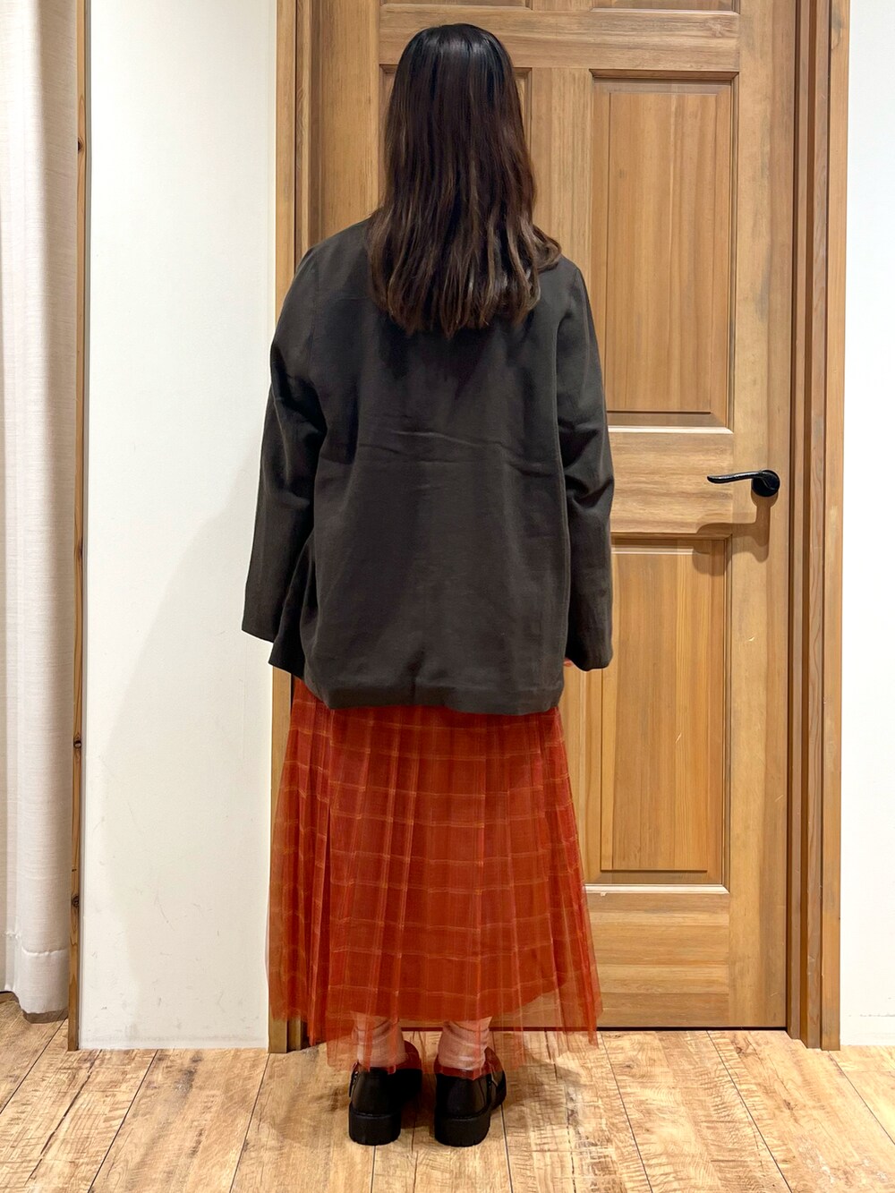 ブラック系のドレスシューズ、ホワイト系のTシャツ/カットソー、レッド系のニット/セーターを着用したレディースの秋コーディネートの4枚目の写真