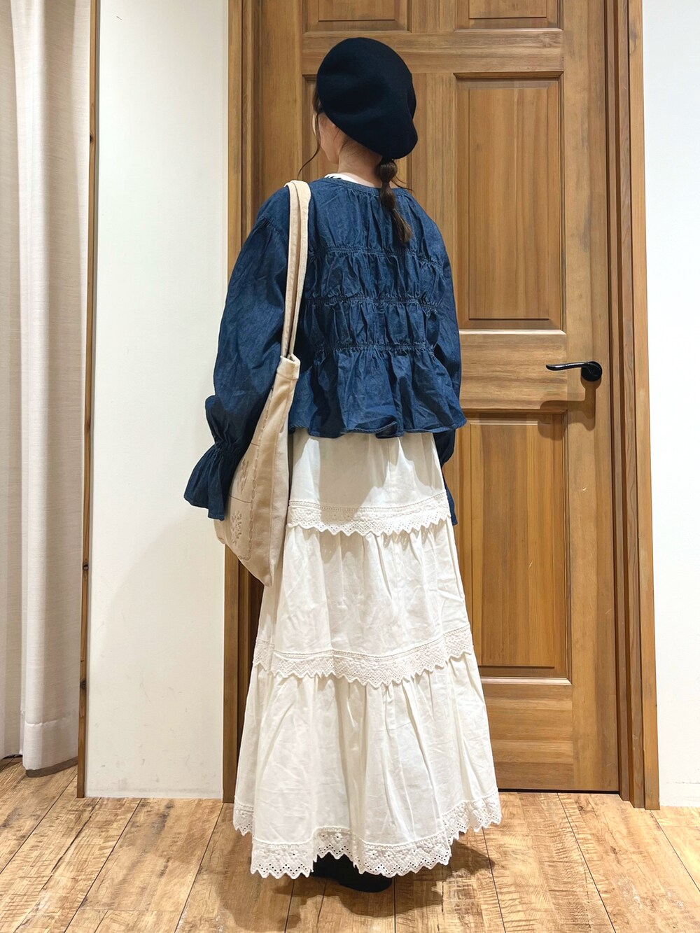 ブラック系のブーツ、ブラック系のTシャツ/カットソー、ブルー系のシャツ/ブラウスを着用したレディースの秋コーディネートの3枚目の写真