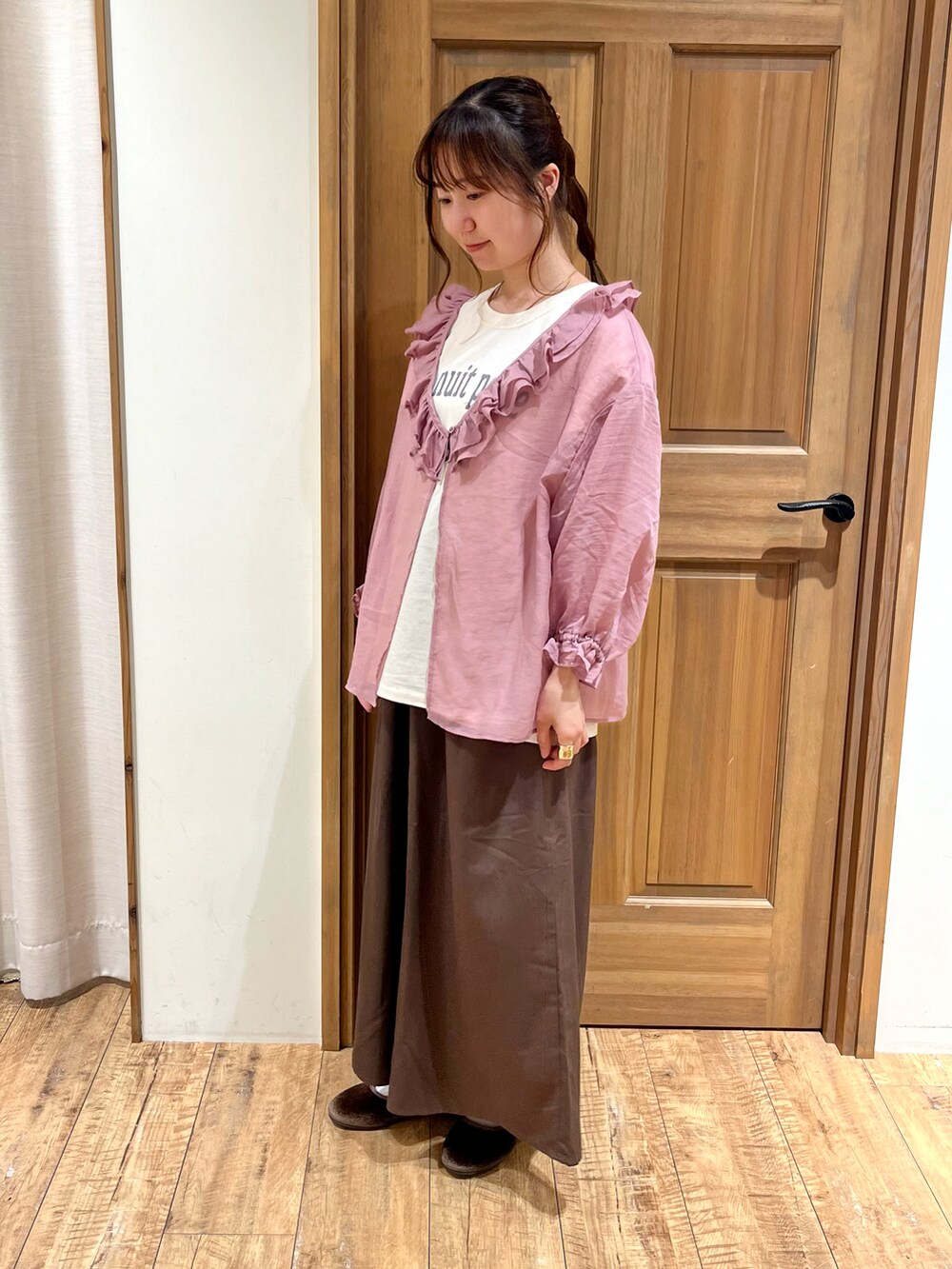 ブラウン系のドレスシューズ、ブラウン系のその他パンツ、ホワイト系のTシャツ/カットソーを着用したレディースの夏コーディネートの2枚目の写真