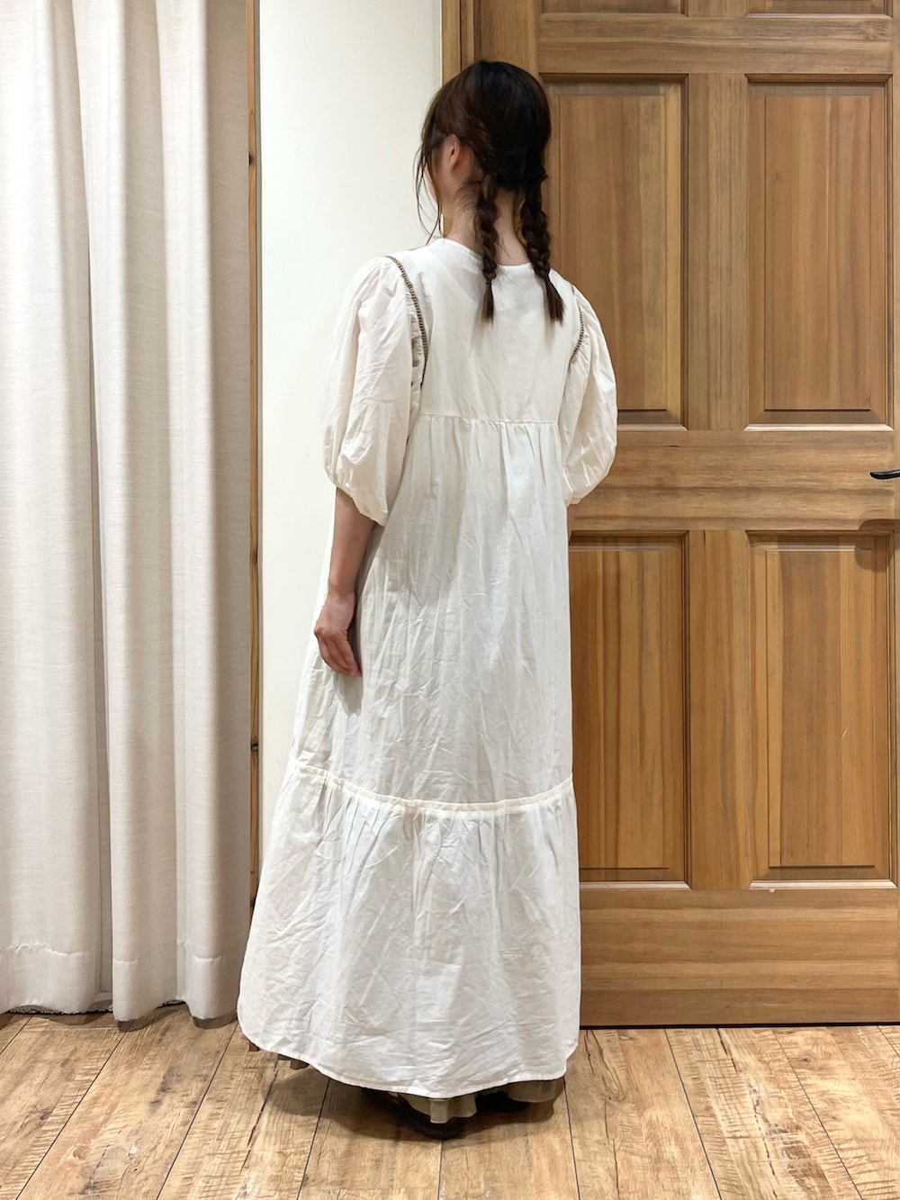 ブラウン系のドレスシューズ、ブラウン系のその他パンツ、ホワイト系のワンピースを着用したレディースの夏コーディネートの3枚目の写真