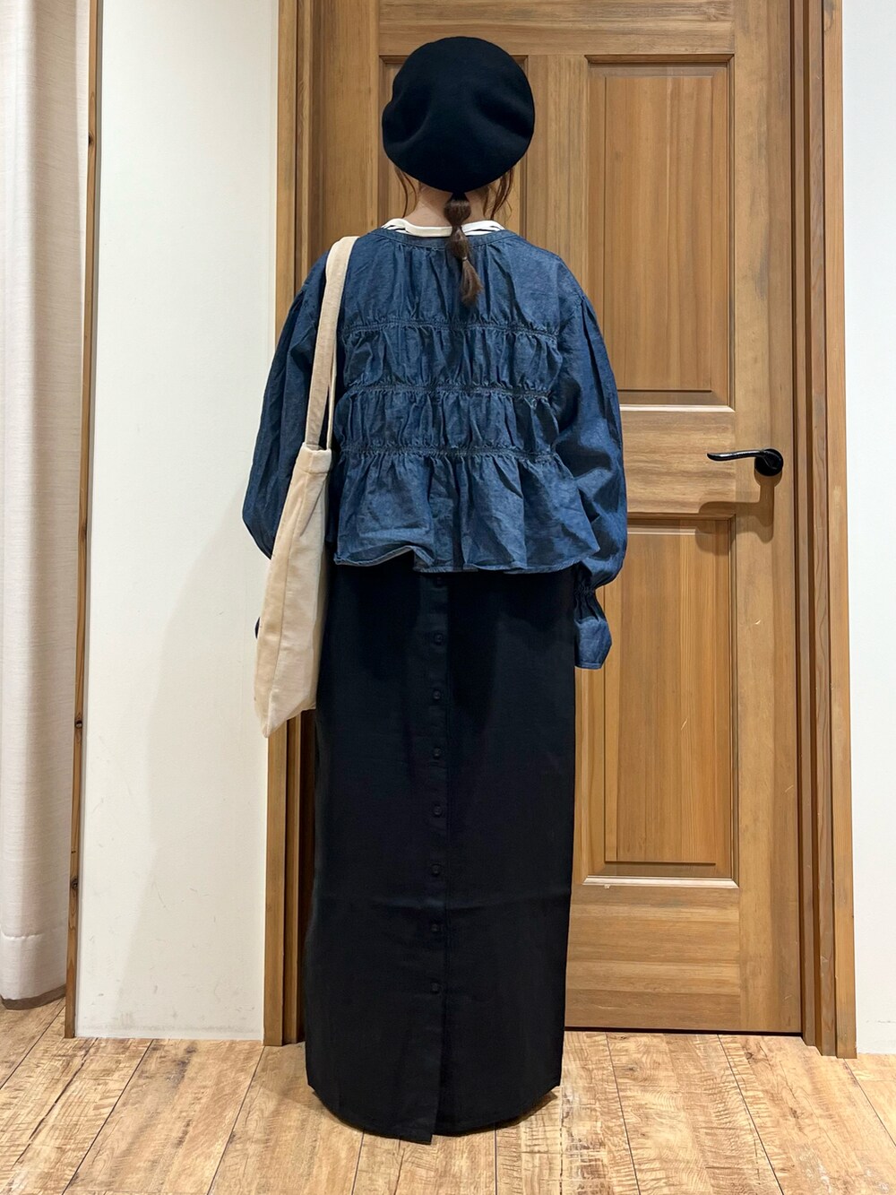ブラック系のドレスシューズ、ブラック系のTシャツ/カットソー、ブルー系のシャツ/ブラウスを着用したレディースの秋コーディネートの4枚目の写真
