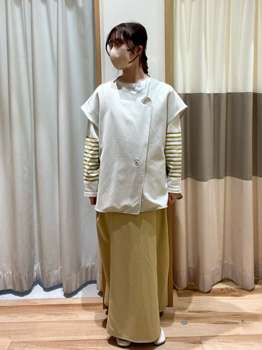 「カジュアル、春色、おでかけコーデ、骨格ストレート、淡色コーデ、イエロー、カラーコーデ、ジレ、レイヤードスタイル、キャミワンピ、春コーデ、Samansa Mos2 blue、サマンサモスモスブルー、トレンド、低身長」|「Samansa Mos2 blueのアイテム(ベスト、ホワイト系)」を使った、しば。さん(骨格ウェーブ・レディース・152cm)の春コーディネートの2枚目の写真