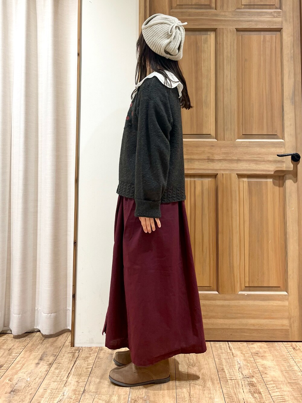 グレー系のカーディガン/ボレロ、ホワイト系のシャツ/ブラウス、ベージュ系のドレスシューズを着用したレディースの秋コーディネートの3枚目の写真