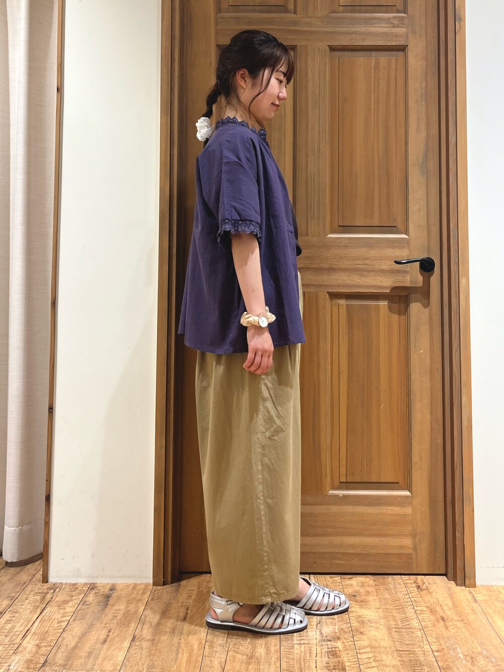 シルバー系のサンダル、グレー系のシャツ/ブラウス、パープル系のシャツ/ブラウスを着用したレディースの夏コーディネートの5枚目の写真