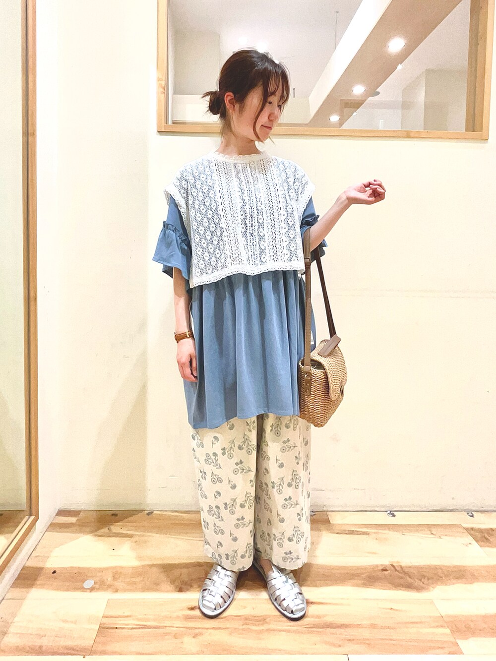 ホワイト系のワンピース、ブルー系のTシャツ/カットソー、ホワイト系のパンツを着用したレディースの春コーディネートの2枚目の写真