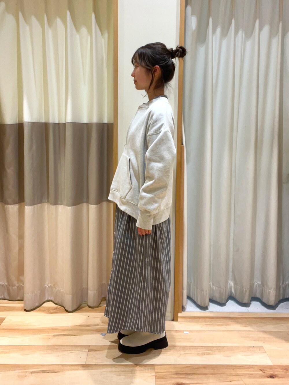 「ファッションを楽しもう、秋服コーデ、秋冬コーデ、スウェット、裏起毛、トートバッグ、ブルー、カラー×コーデ、サイドゴアブーツ、ワンピース、ストライプ、レイヤードスタイル、サマンサモスモスブルー、Samansa Mos2 blue、低身長コーデ」|「Samansa Mos2 blueの起毛ビエラアソートシャツワンピース(ワンピース、グレー系)」を使った、しば。さん(骨格ウェーブ・レディース・152cm)の秋コーディネートの3枚目の写真