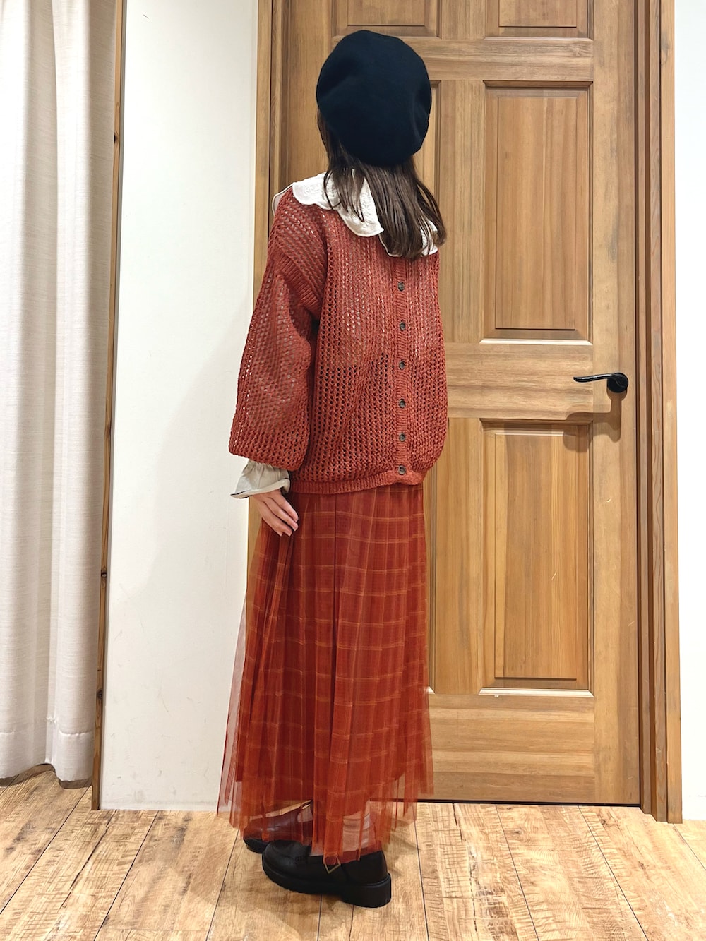 ホワイト系のシャツ/ブラウス、ホワイト系のTシャツ/カットソー、レッド系のニット/セーターを着用したレディースの秋コーディネートの2枚目の写真