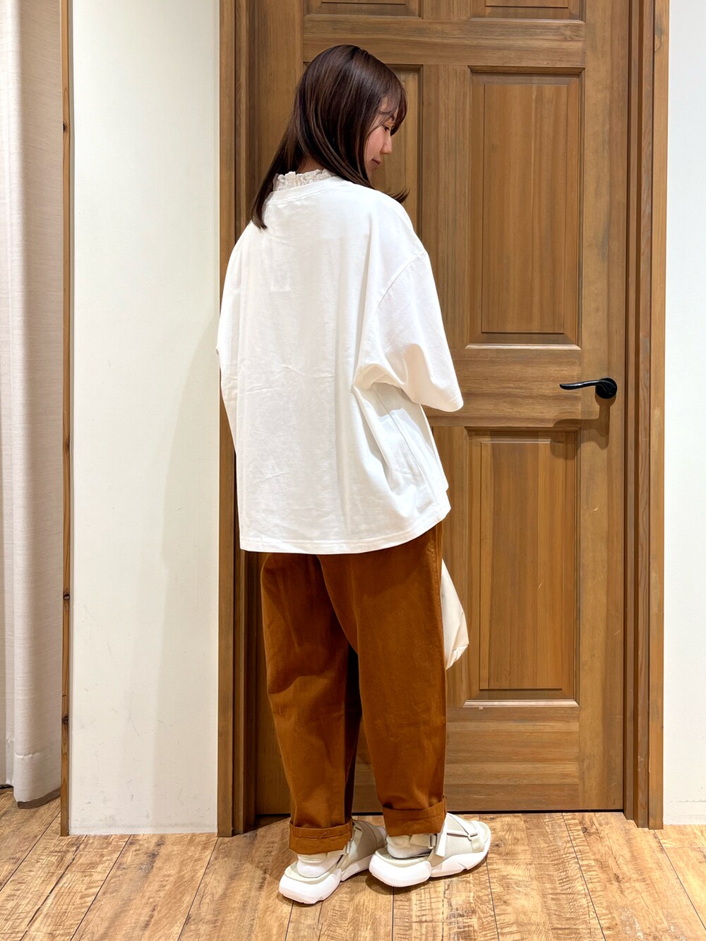 ベージュ系のサンダル、ブラウン系のその他パンツ、ホワイト系のTシャツ/カットソーを着用したレディースの夏コーディネートの3枚目の写真