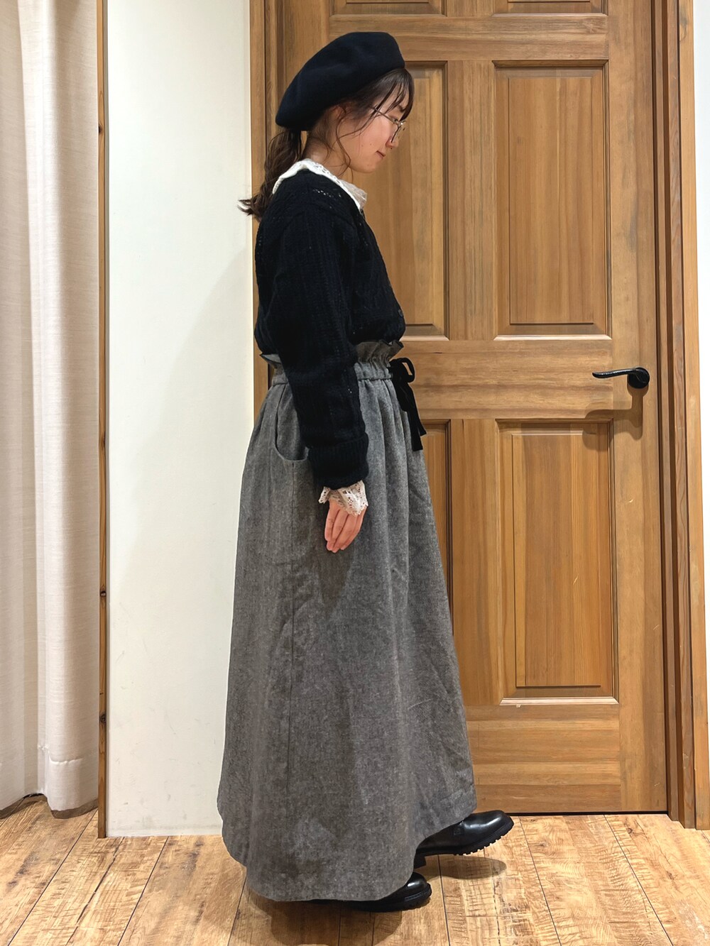ブラック系のブーツ、グレー系のシャツ/ブラウス、ブラック系のカーディガン/ボレロを着用したレディースの秋コーディネートの5枚目の写真
