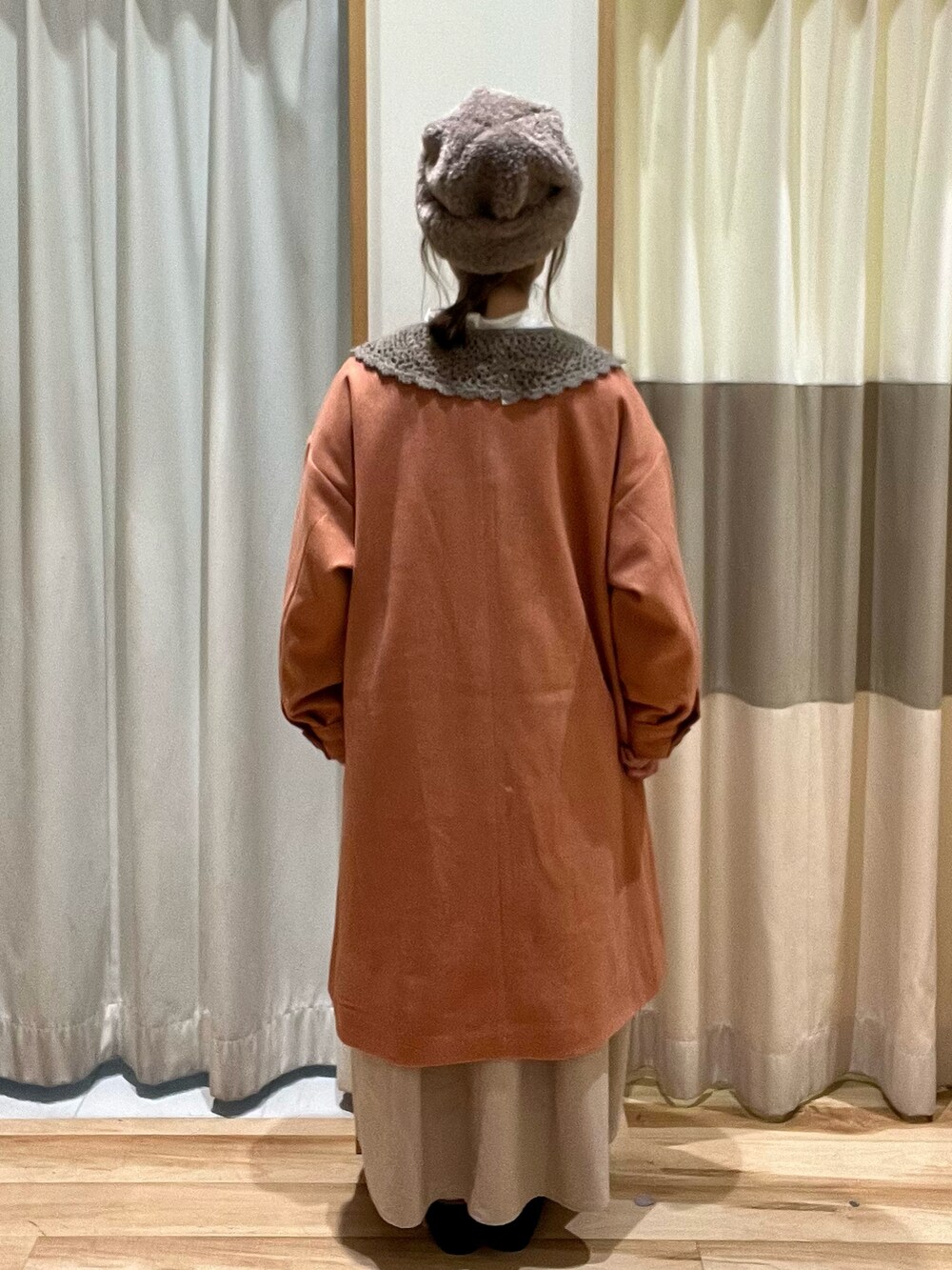ホワイト系のシャツ/ブラウス、ベージュ系のワンピース、ブラック系のドレスシューズを着用したレディースの秋コーディネートの5枚目の写真