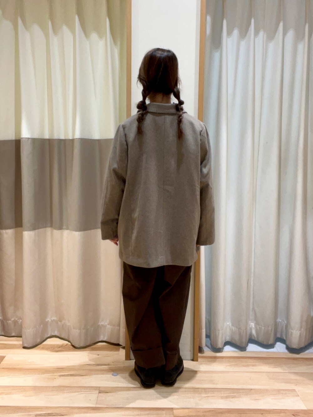 ブルー系のシャツ/ブラウス、グレー系のTシャツ/カットソー、ブラウン系のノーカラージャケットを着用したレディースの秋コーディネートの3枚目の写真