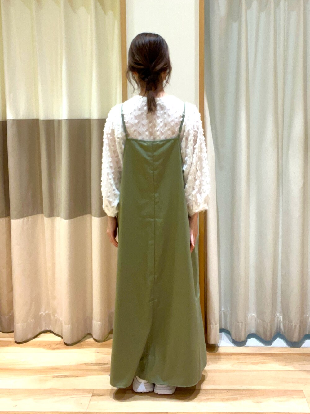 ブラック系のハンドバッグ、グリーン系のワンピース、ホワイト系のシャツ/ブラウスを着用したレディースの春コーディネートの3枚目の写真