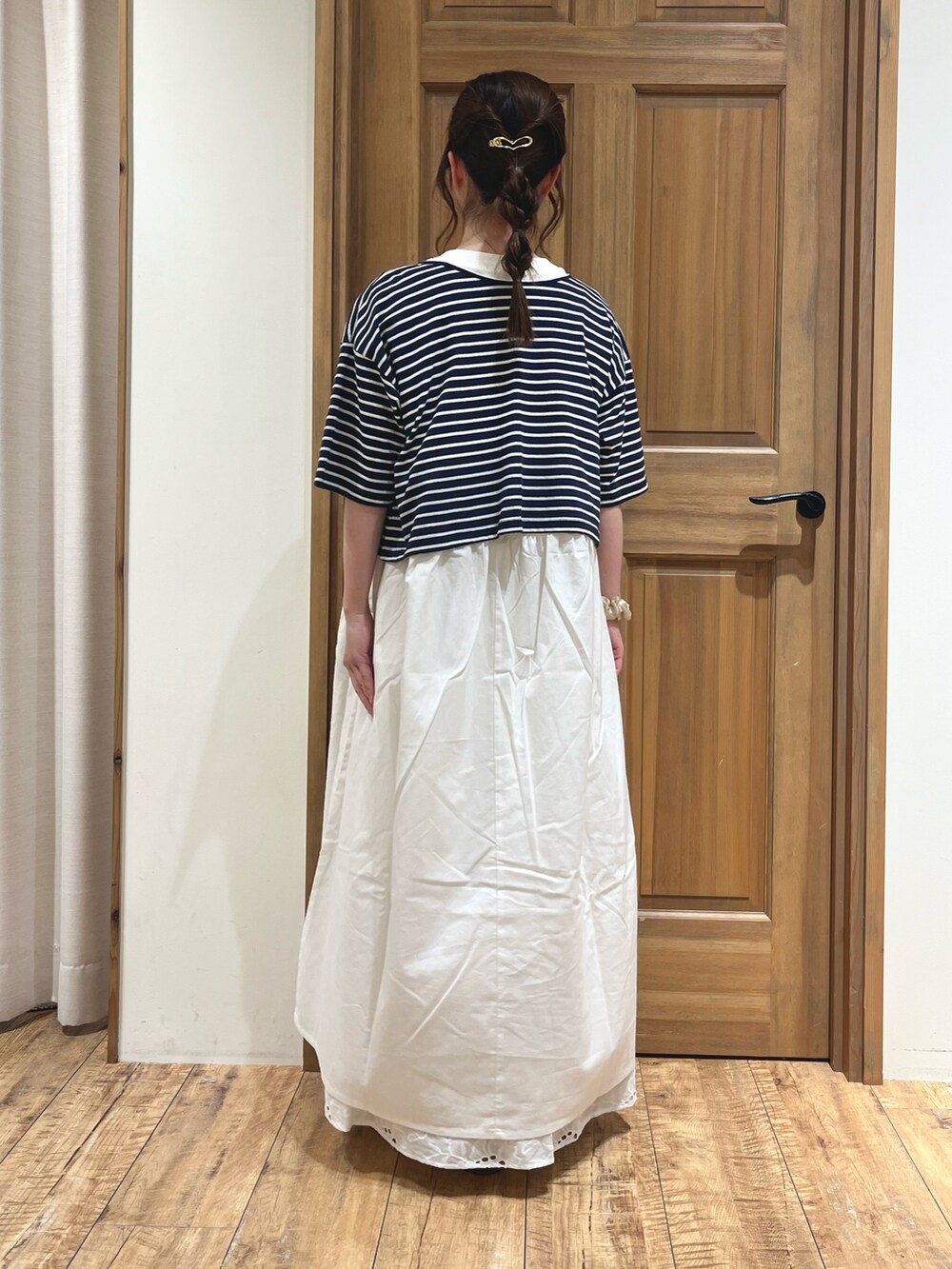 シルバー系のサンダル、ホワイト系のワンピース、ホワイト系のスカートを着用したレディースの夏コーディネートの4枚目の写真