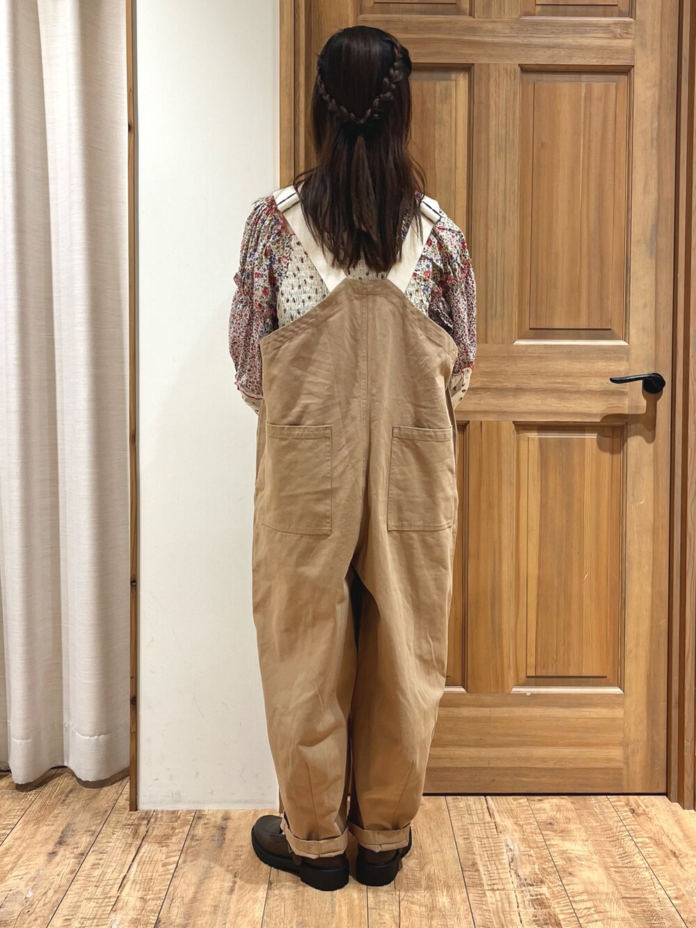 ブラウン系のハンドバッグ、ベージュ系のサロペット/オーバーオール、ホワイト系のシャツ/ブラウスを着用したレディースの秋コーディネートの3枚目の写真