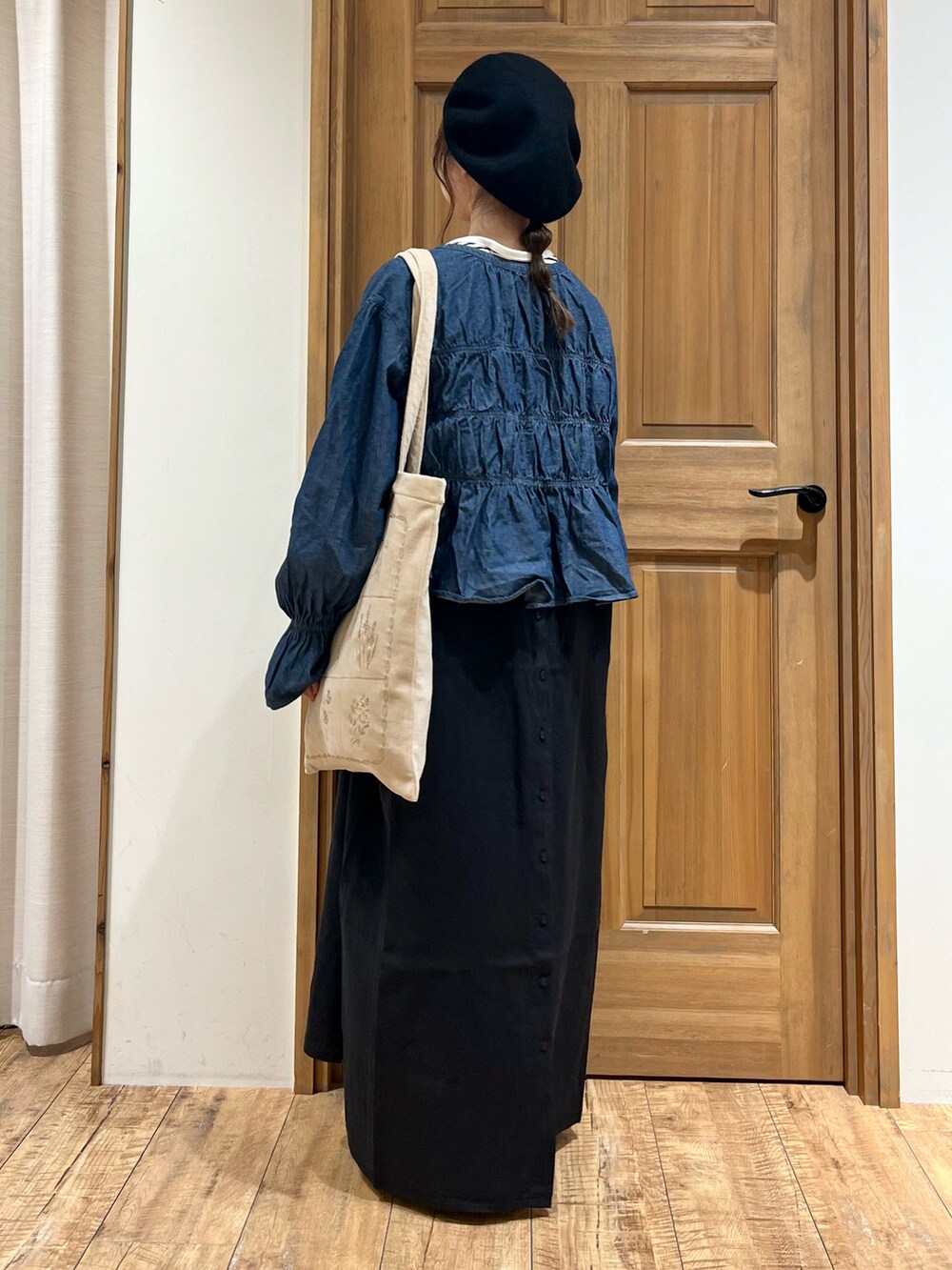 ブラック系のドレスシューズ、ブラック系のTシャツ/カットソー、ブルー系のシャツ/ブラウスを着用したレディースの秋コーディネートの3枚目の写真