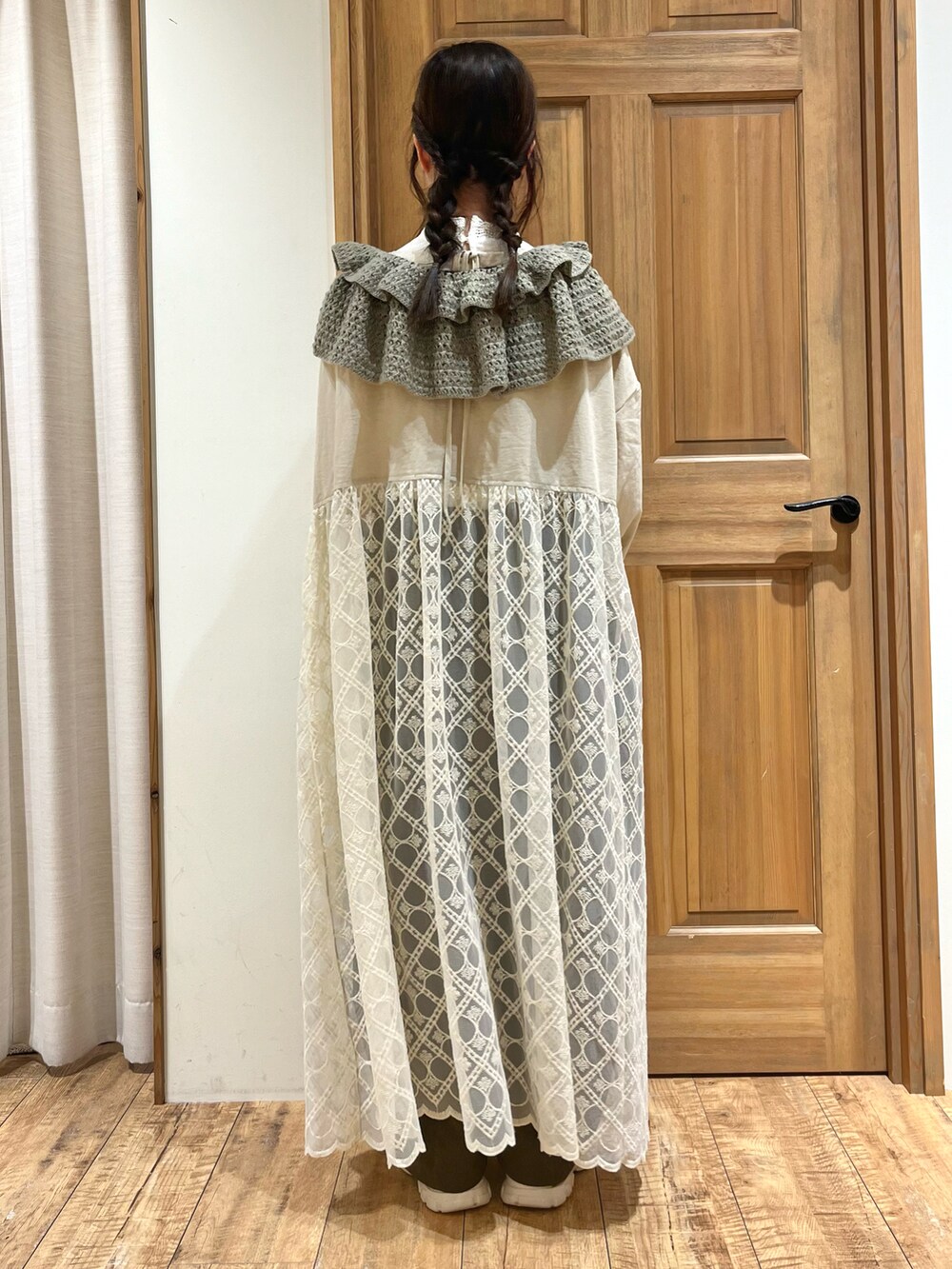 ベージュ系のドレスシューズ、ブラウン系のハンドバッグ、グリーン系のその他パンツを着用したレディースの秋コーディネートの3枚目の写真