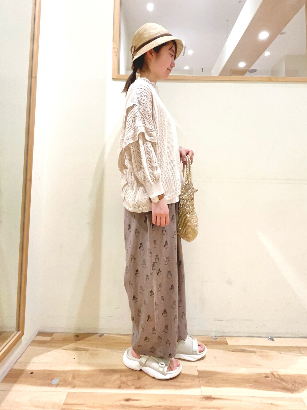 ホワイト系のTシャツ/カットソー、グレー系のその他パンツ、ベージュ系のサンダルを着用したレディースの春コーディネートの5枚目の写真