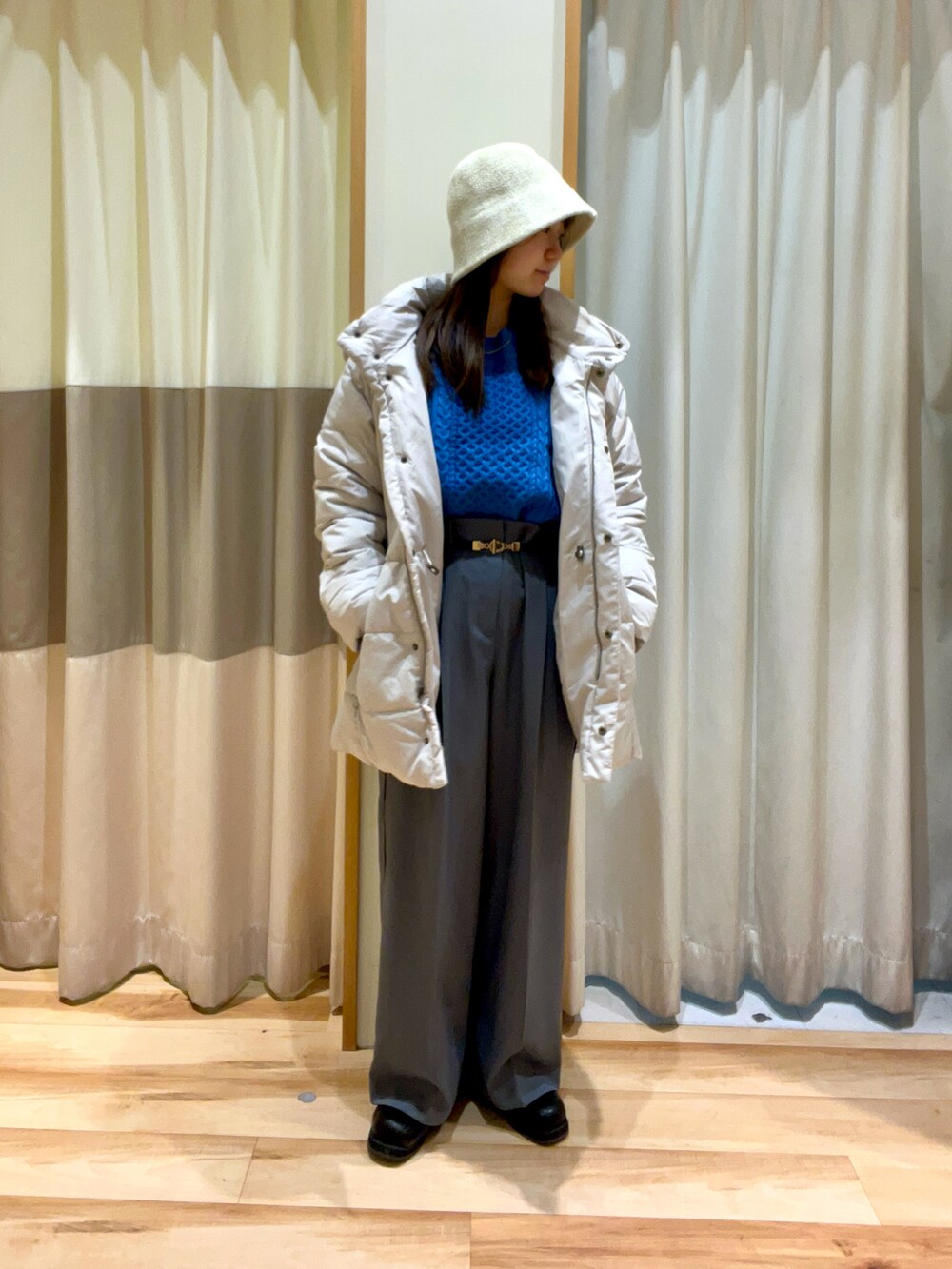 グレー系のその他パンツ、ブルー系のニット/セーター、ベージュ系のその他アウターを着用したレディースの秋コーディネートの5枚目の写真