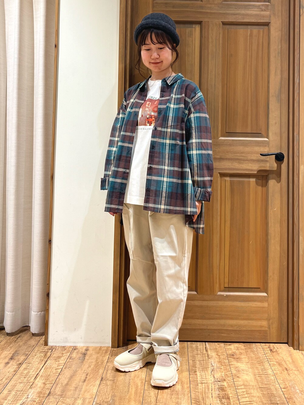 ベージュ系のドレスシューズ、ホワイト系のTシャツ/カットソー、グリーン系のシャツ/ブラウスを着用したレディースの秋コーディネートの2枚目の写真