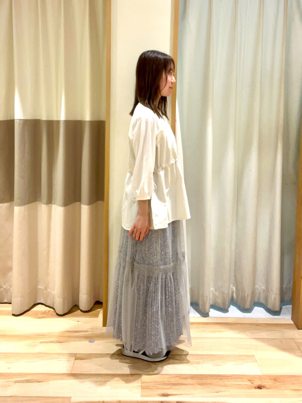 レディースの春コーディネートの3枚目の写真