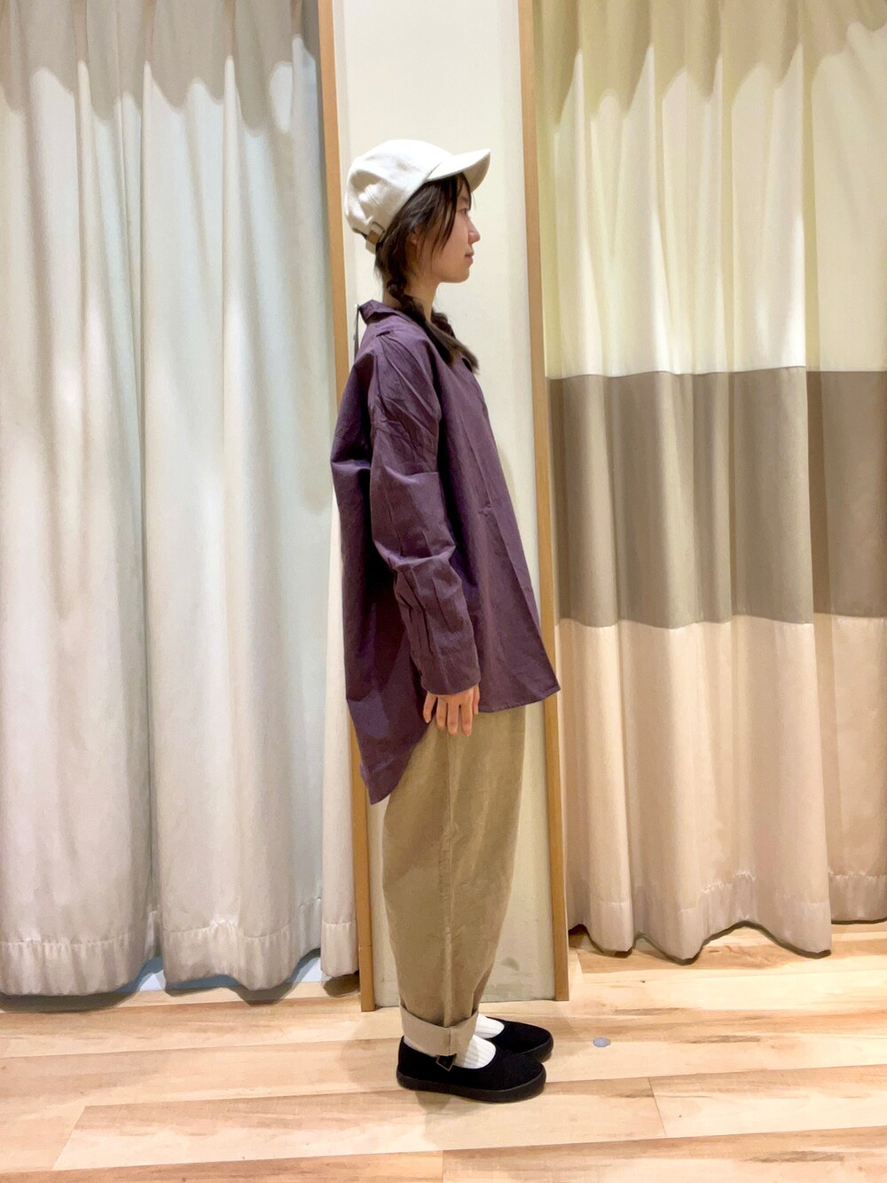 ブラック系のスニーカー、パープル系のチュニック、ベージュ系のその他パンツを着用したレディースの秋コーディネートの3枚目の写真