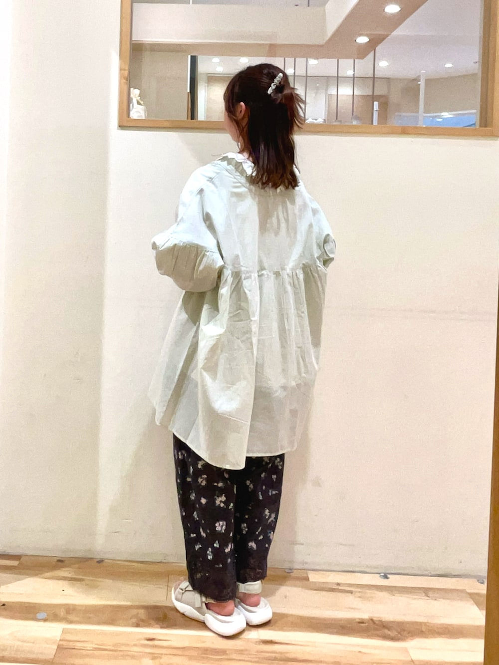 グレー系のその他パンツ、ベージュ系のサンダル、グリーン系のシャツ/ブラウスを着用したレディースの春コーディネートの3枚目の写真