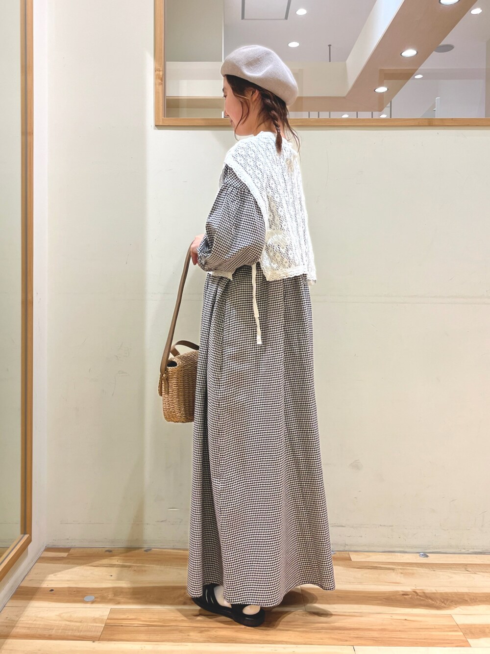 ベージュ系のワンピース、パープル系のワンピース、ベージュ系のハンドバッグを着用したレディースの春コーディネートの4枚目の写真