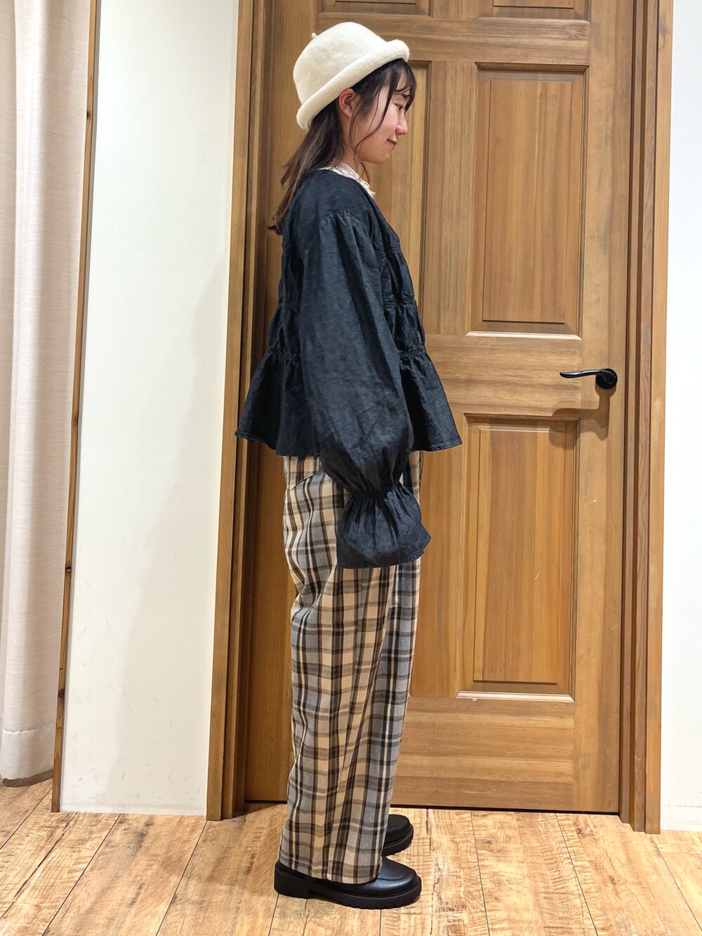 ブラック系のドレスシューズ、グレー系のその他パンツ、ブラック系のシャツ/ブラウスを着用したレディースの秋コーディネートの5枚目の写真