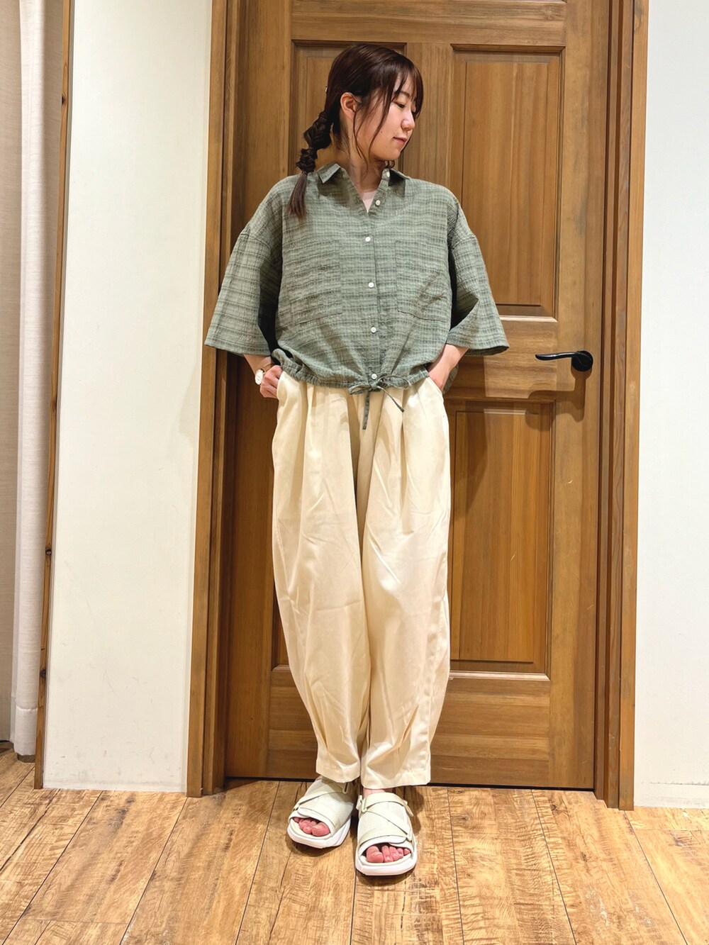 ベージュ系のサンダル、ホワイト系のその他パンツ、グリーン系のシャツ/ブラウスを着用したレディースの夏コーディネートの2枚目の写真